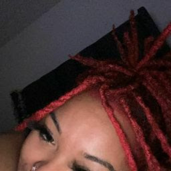 Meet your Posher, Laena - Picture 1 of 1